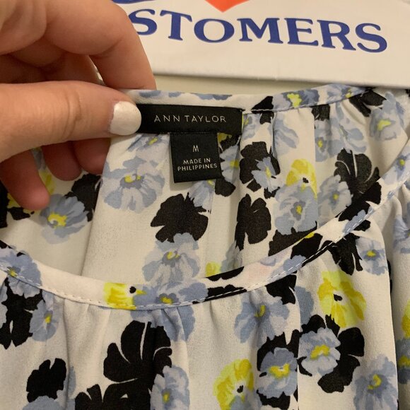 Ann Taylor Flutter Short Sleeve Top EUC - Picture 2 of 4